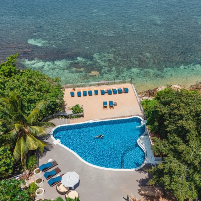 เปิดจองแล้ววันนี้ #เที่ยวไทยคนละครึ่ง 📣

Pinnacle Koh Tao Resort สัมผัสกับบรรยากาศห้องพักเห็นวิวทะเลแบบพาโนรามา 180° ทุกห้อง และจุดชมพระอาทิตย์ตกที่สวยที่สุดบนเกาะเต่า พร้อมดำน้ำดูปะการัง ปลาทะเลสวยงามในบริเวณทะเลหน้าโรงแรม
ฟรี ! ให้เช่าอุปกรณ์ Snorkeling ดำน้ำตื้น สายคอนเทนท์ต้องไม่พลาด
.
#สิทธิ์มีจำนวนจำกัด รีบจองก่อนเต็ม ราคารวมอาหาเช้าแล้ว
✨Hotel Room with Sea View : พัก 2 ท่าน ชำระเริ่มต้น 1,850 บ. /ห้อง/คืน

✨Seaview Villa : พัก 2 ท่าน ชำระเริ่มต้น 2,150 บ. /ห้อง/คืน

👉จองตรงกับโรงแรม Click on the Bio
จองได้ : วันนี้ - 28 ต.ค. 2568, เข้าพัก : วันนี้ - 31 ต.ค. 2568
_______________________________

For inquiries or reservations:
📲Line : @pinnaclehotels
☎ Phone : 077 456 404
📩 pktreservation1@gmail.com
📌Location : Koh Tao, Surat Thani

**** Terms and conditions apply.
#เที่ยวไทยคนละครึ่ง #โรงแรมติดทะเล #ที่พักติดทะเล #เที่ยวเกาะเต่า #รีสอร์ทเกาะเต่า #ท่าเรือแม่หาด #หาดทรายรี #เกาะเต่า #โรงแรมเกาะเต่า #ทะเลเกาะเต่า
#ThaiTravelCoPay #AmazingThailand #Pinnaclekohtaoresort #hotel #FreeShuttleService #SnorkelingThaila #Snorkelingfree #PinnacleKohTao #PinnacleKohTaoResort #KohTaoResort #kohtao